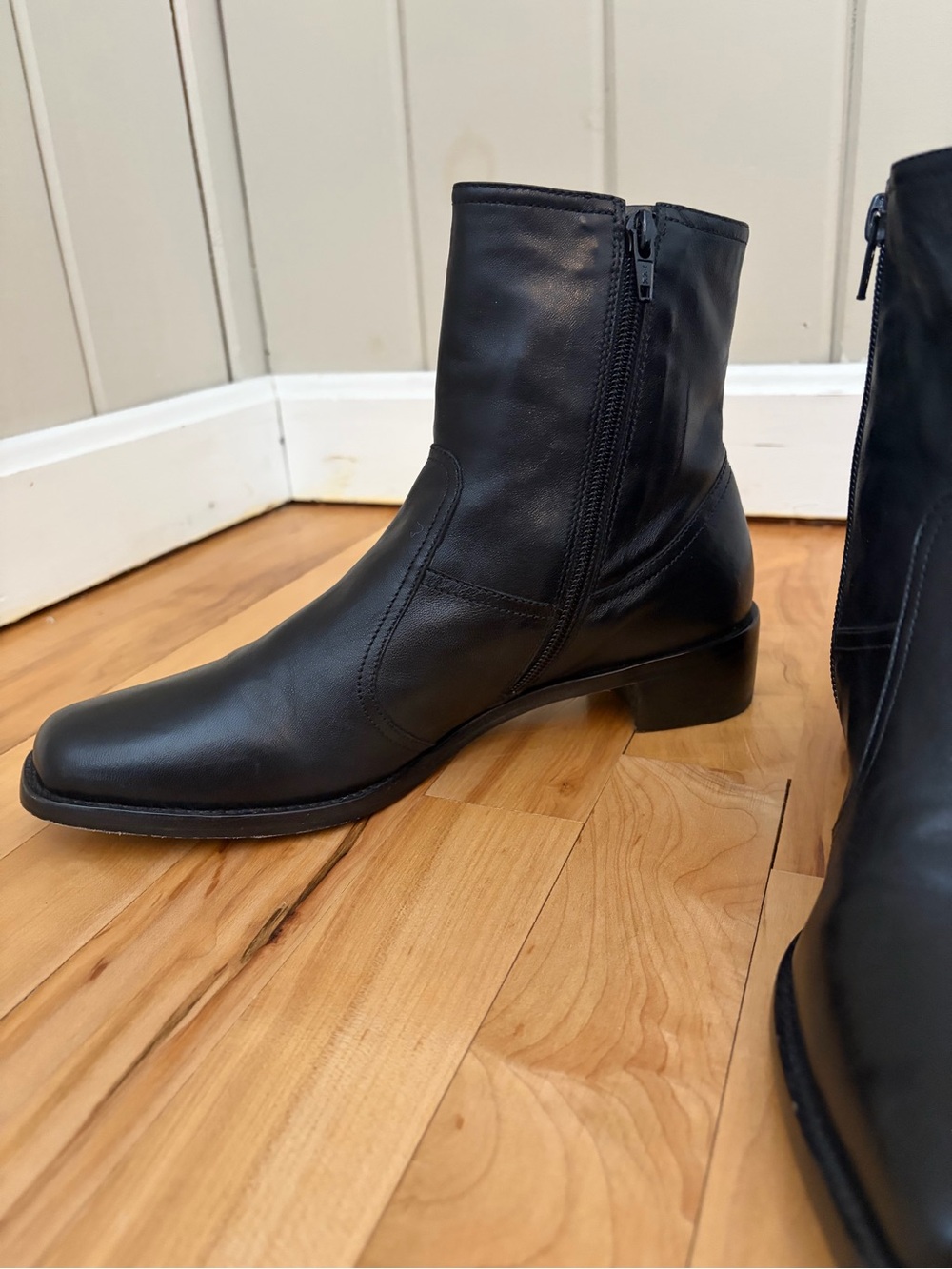 Antonio Melani women’s black leather ankle boots size 8 excellent condition - Picture 3 of 11